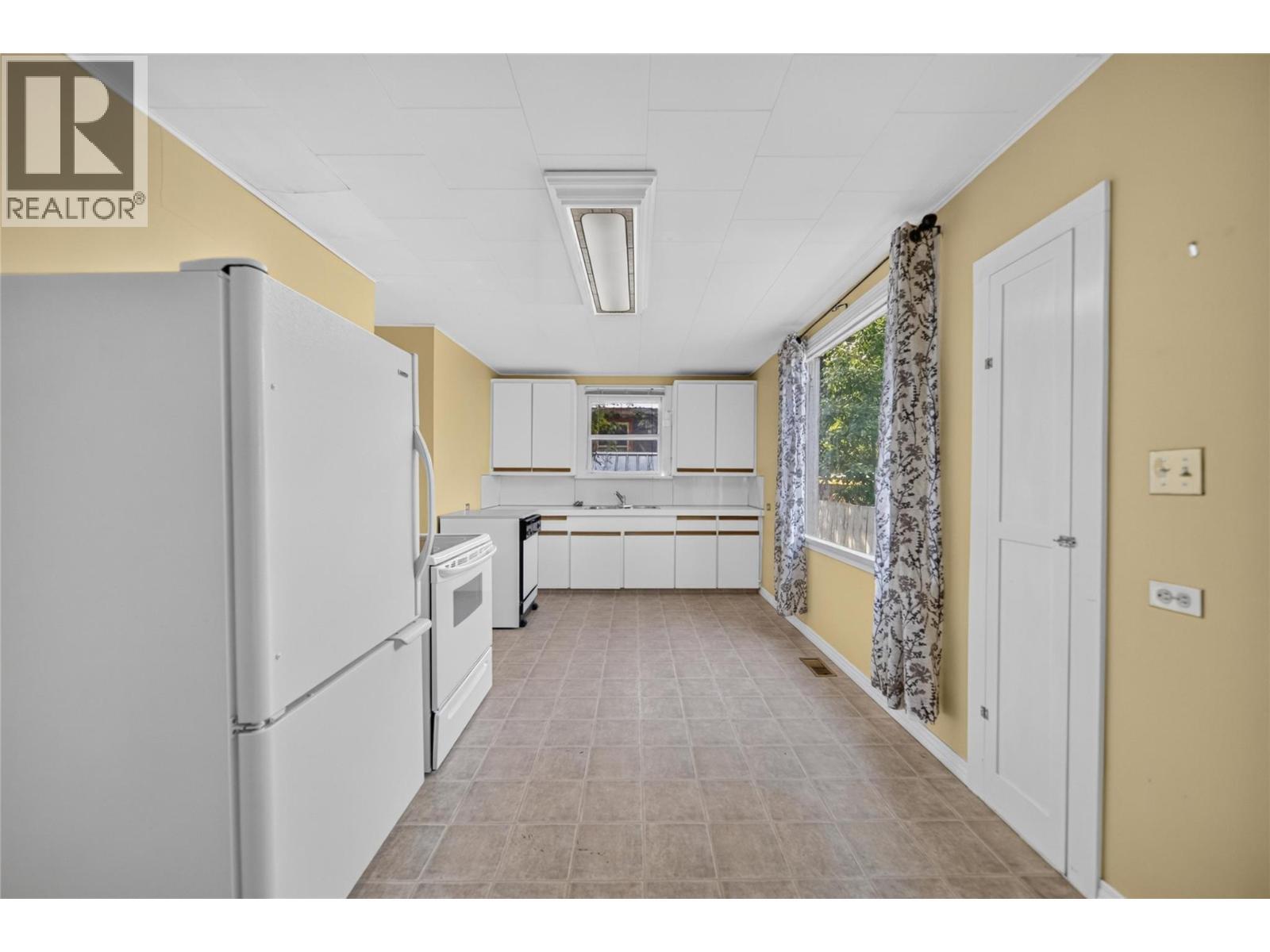 691 3Rd Avenue, Fernie, BC - Indoor Photo Showing Kitchen
