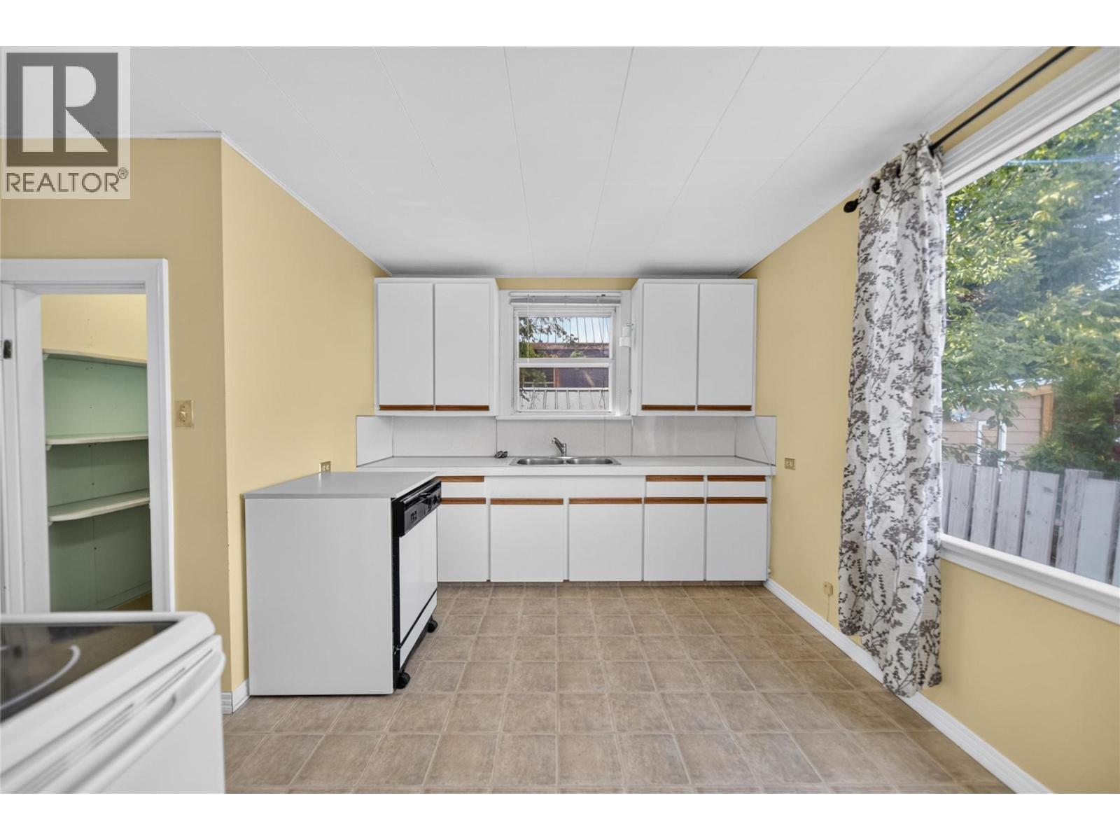691 3Rd Avenue, Fernie, BC - Indoor Photo Showing Kitchen With Double Sink
