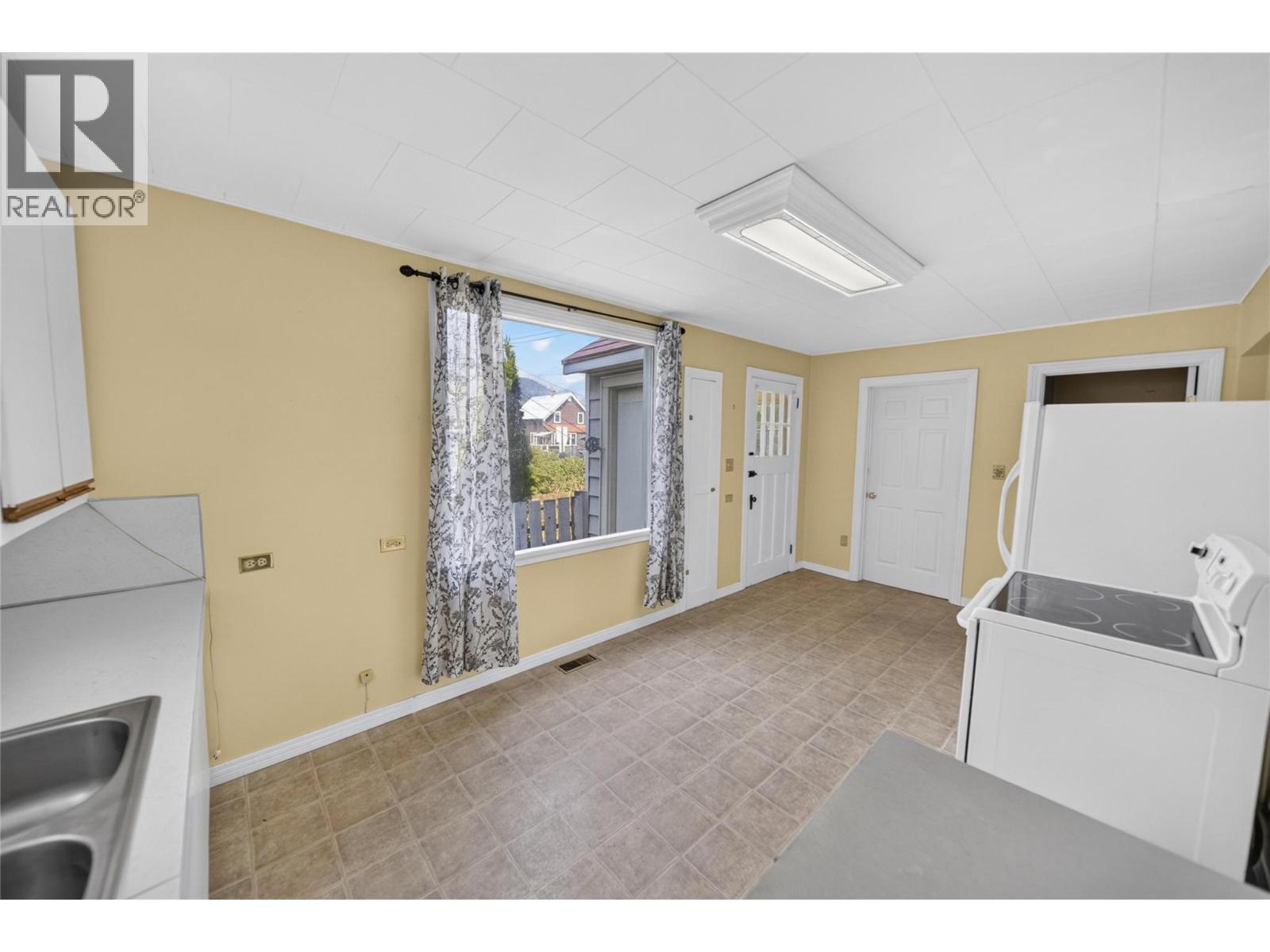 691 3Rd Avenue, Fernie, BC - Indoor