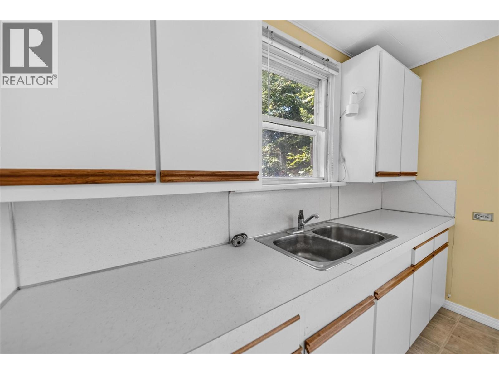 691 3Rd Avenue, Fernie, BC - Indoor Photo Showing Kitchen With Double Sink
