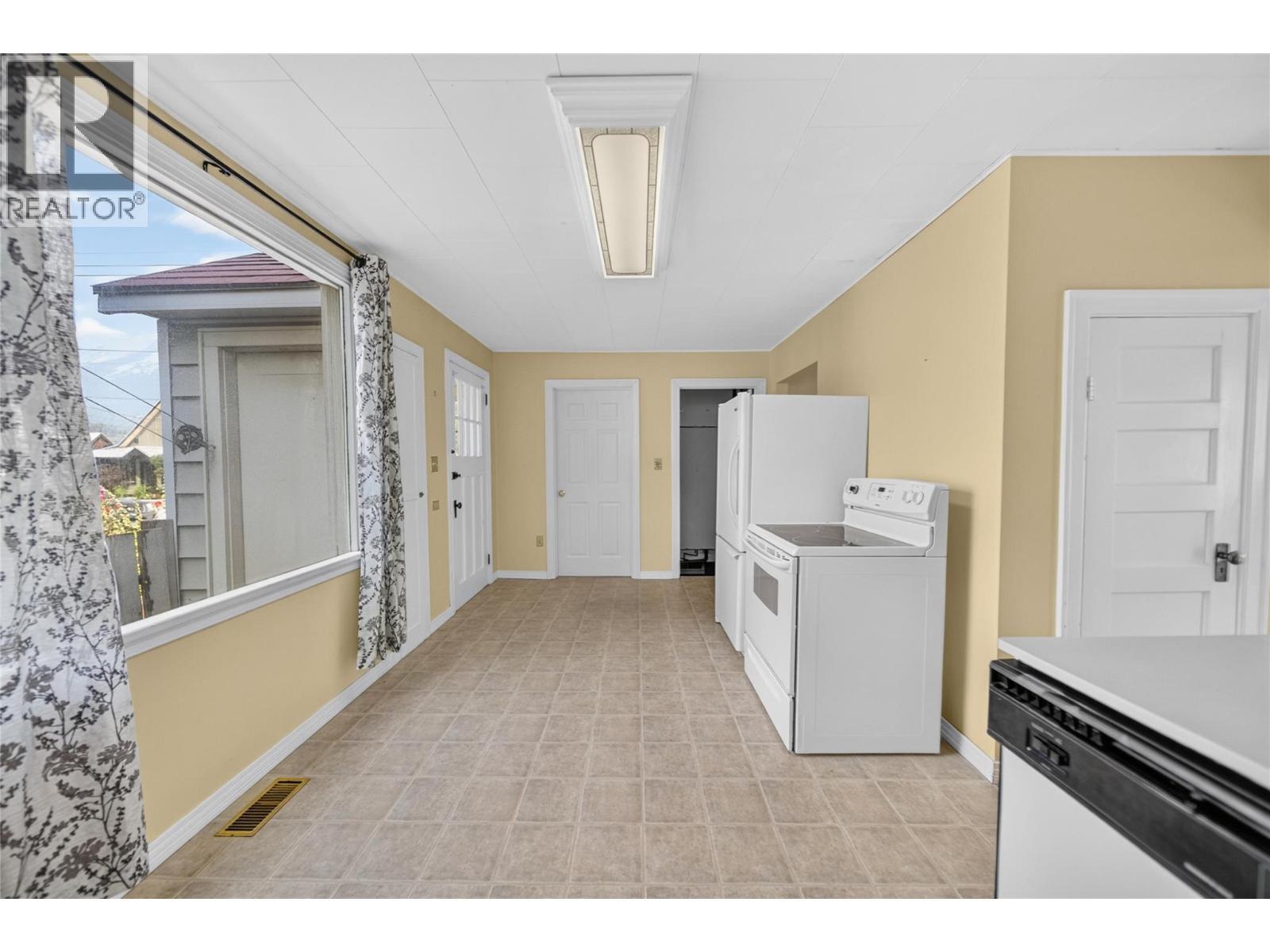 691 3Rd Avenue, Fernie, BC - Indoor Photo Showing Laundry Room