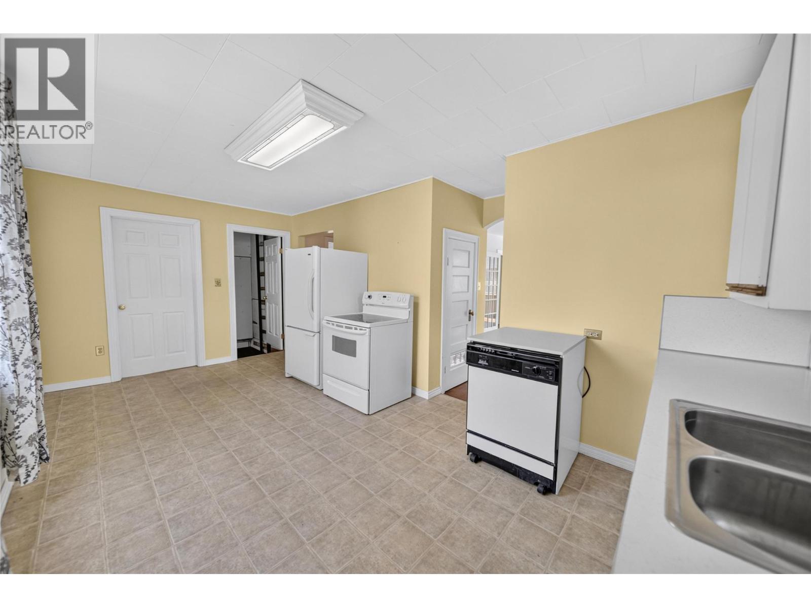 691 3Rd Avenue, Fernie, BC - Indoor