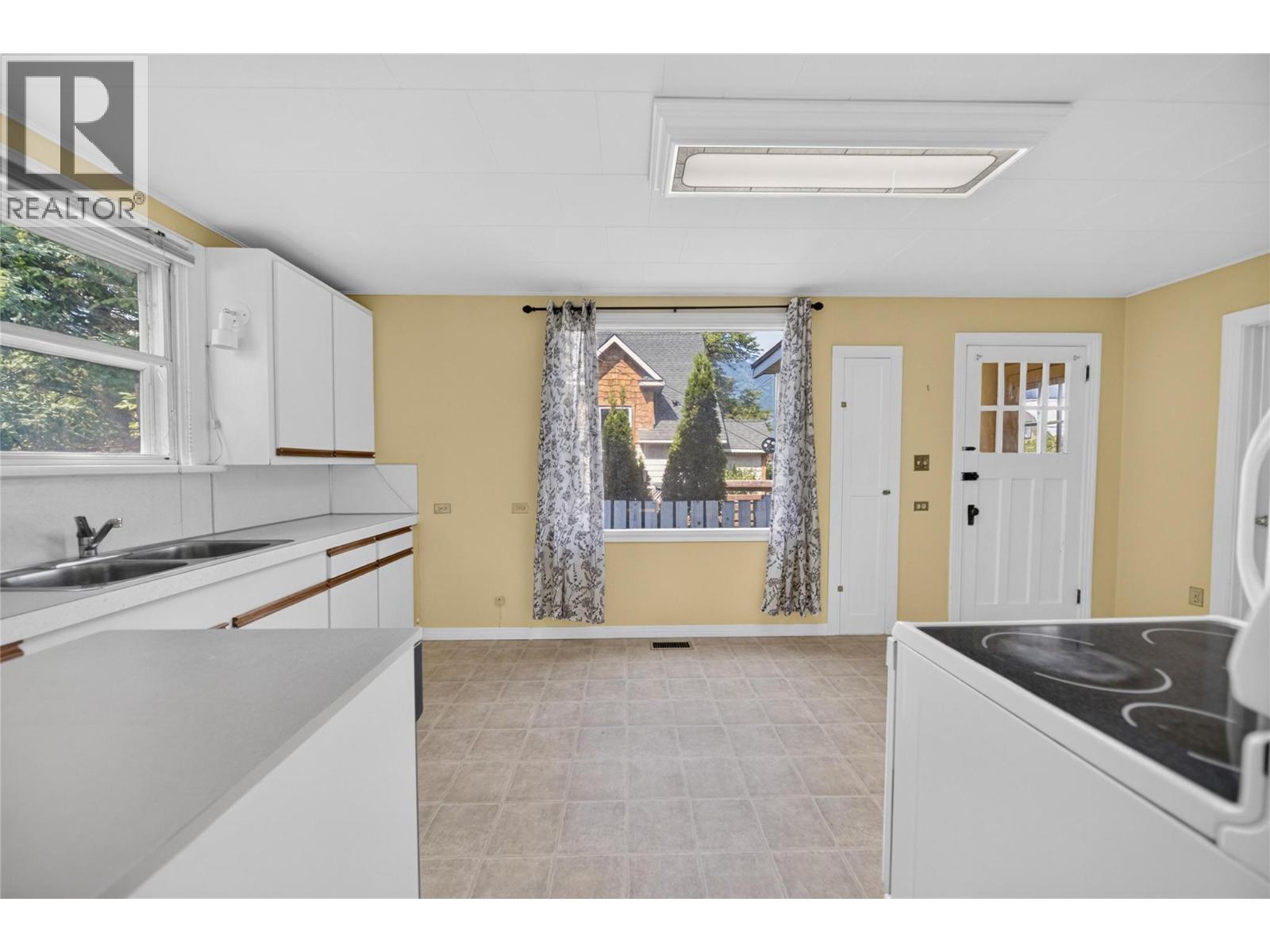 691 3Rd Avenue, Fernie, BC - Indoor Photo Showing Kitchen With Double Sink