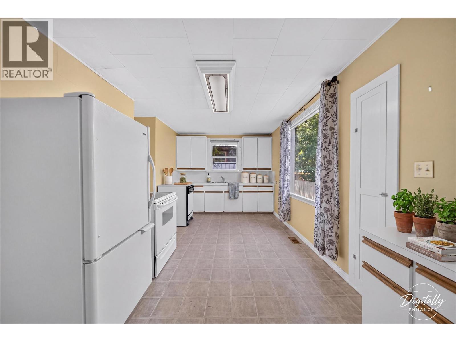 691 3Rd Avenue, Fernie, BC - Indoor Photo Showing Kitchen