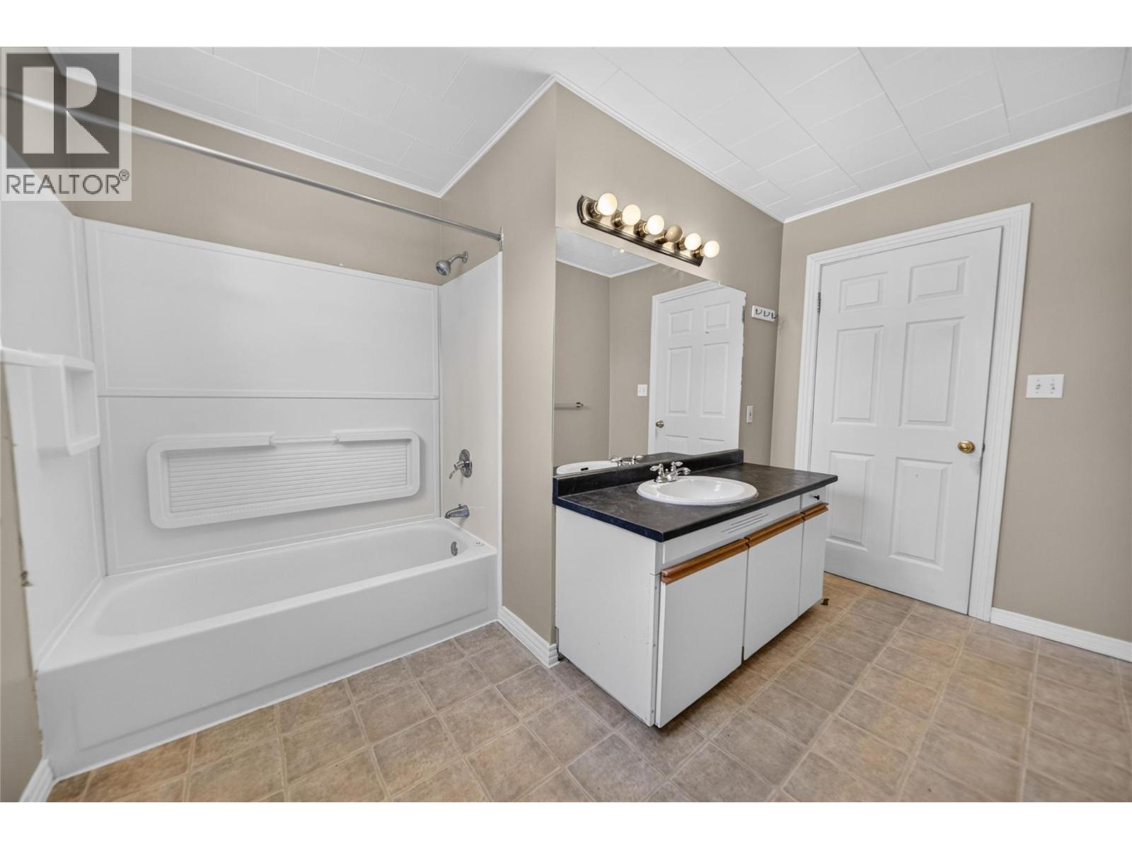 691 3Rd Avenue, Fernie, BC - Indoor Photo Showing Bathroom