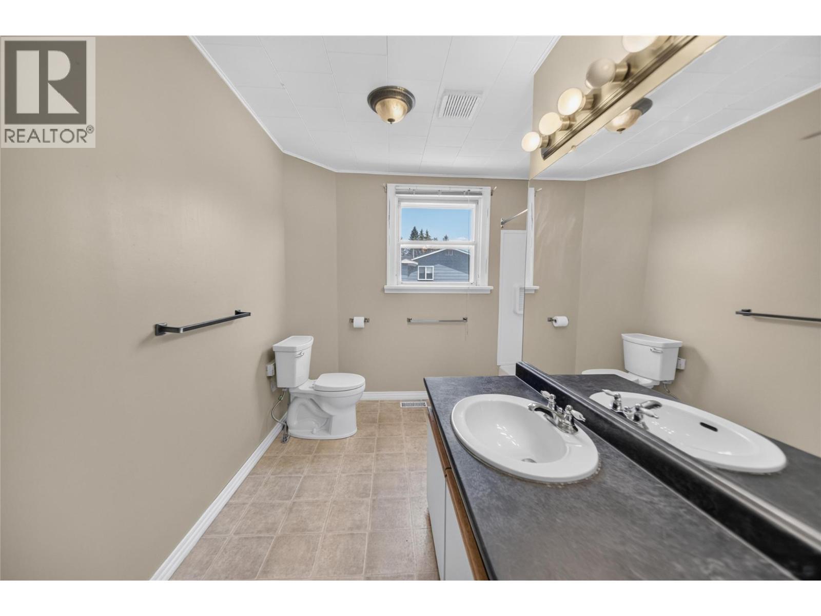 691 3Rd Avenue, Fernie, BC - Indoor Photo Showing Bathroom