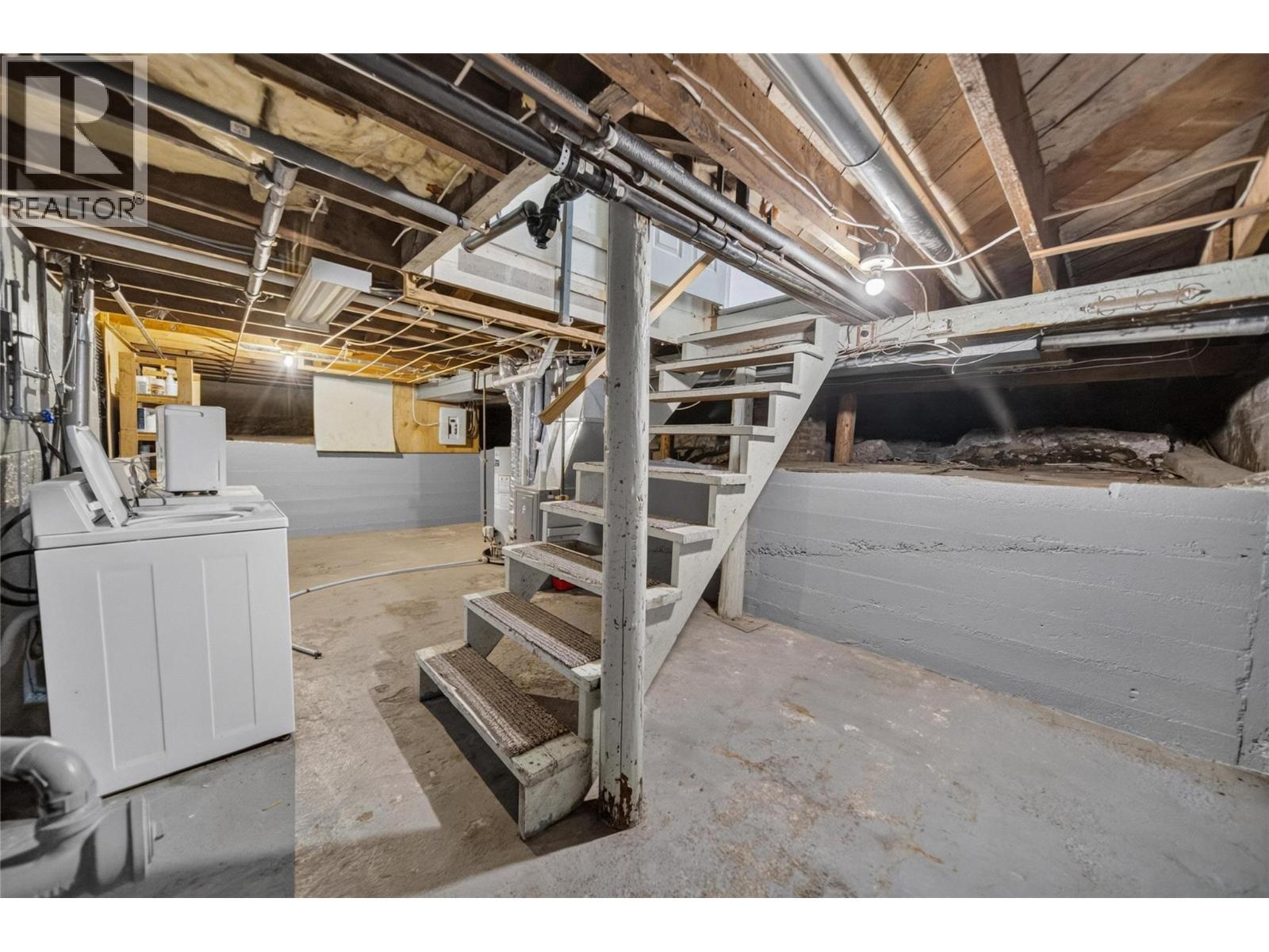 691 3Rd Avenue, Fernie, BC - Indoor Photo Showing Laundry Room