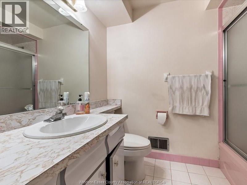 3325 Baseline Road, Windsor, ON - Indoor Photo Showing Bathroom