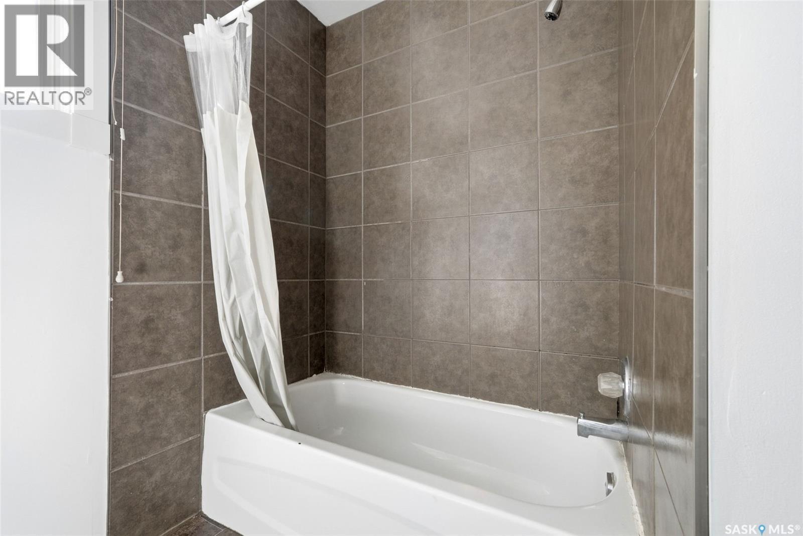 1321 Victoria Avenue, Regina, SK - Indoor Photo Showing Bathroom