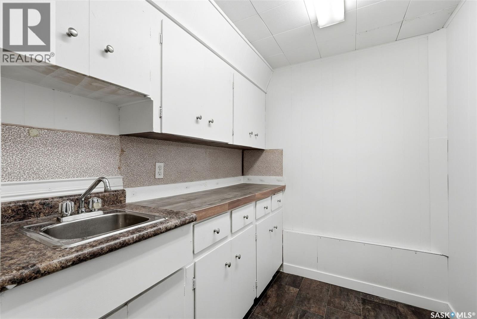 1321 Victoria Avenue, Regina, SK - Indoor Photo Showing Kitchen