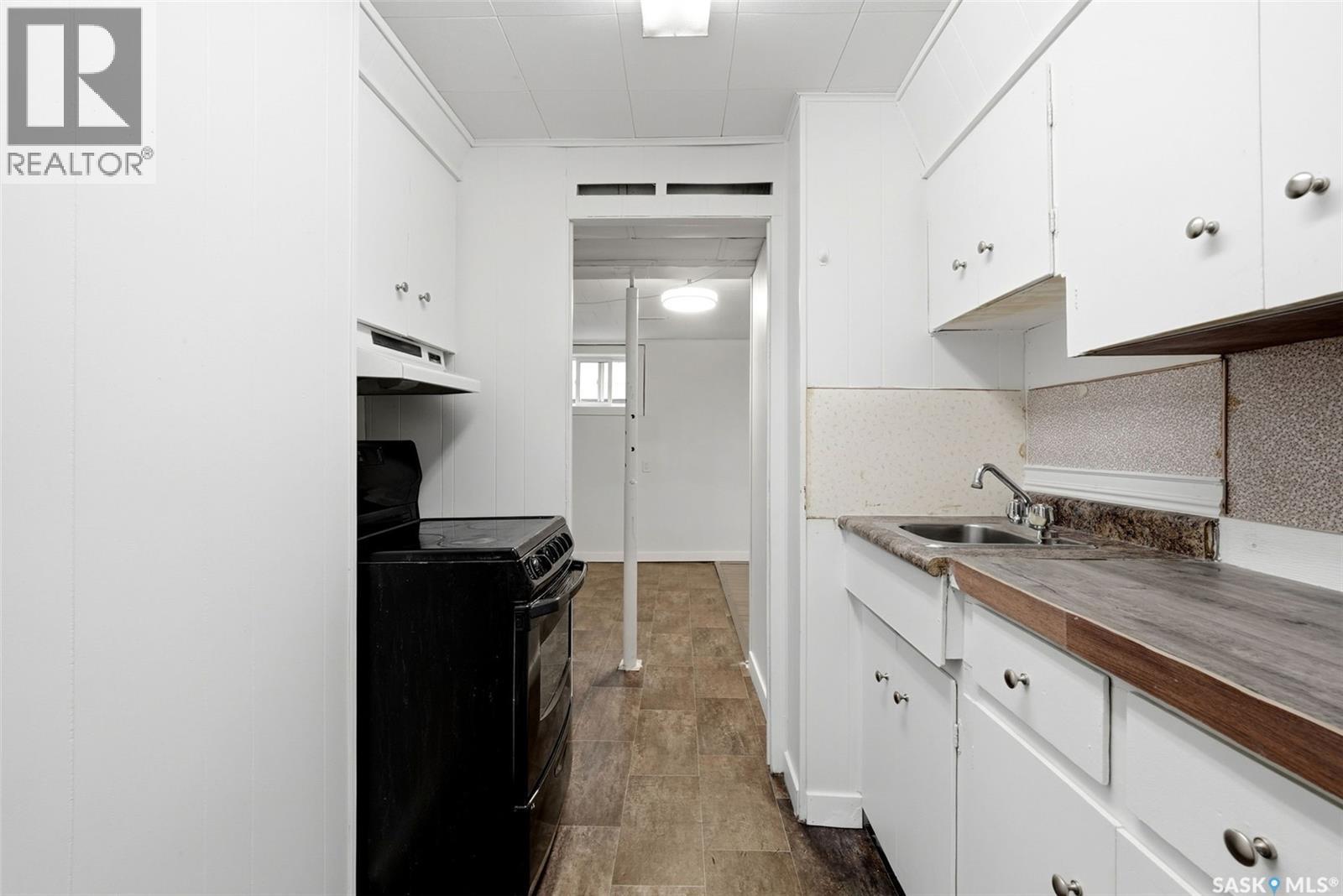 1321 Victoria Avenue, Regina, SK - Indoor Photo Showing Kitchen