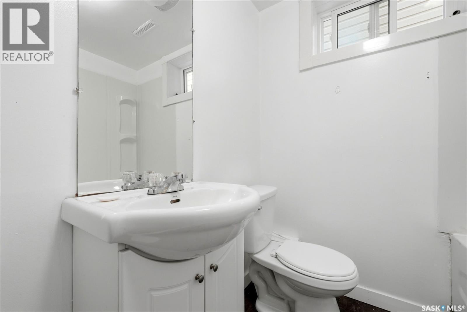 1321 Victoria Avenue, Regina, SK - Indoor Photo Showing Bathroom