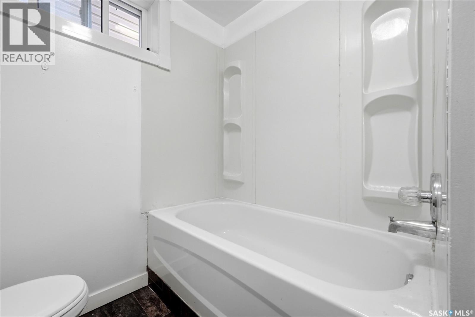 1321 Victoria Avenue, Regina, SK - Indoor Photo Showing Bathroom