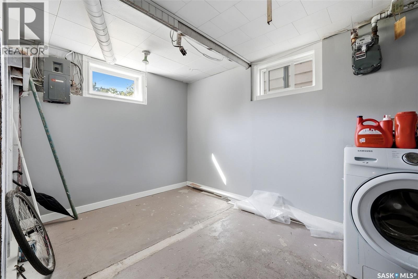 1321 Victoria Avenue, Regina, SK - Indoor Photo Showing Laundry Room