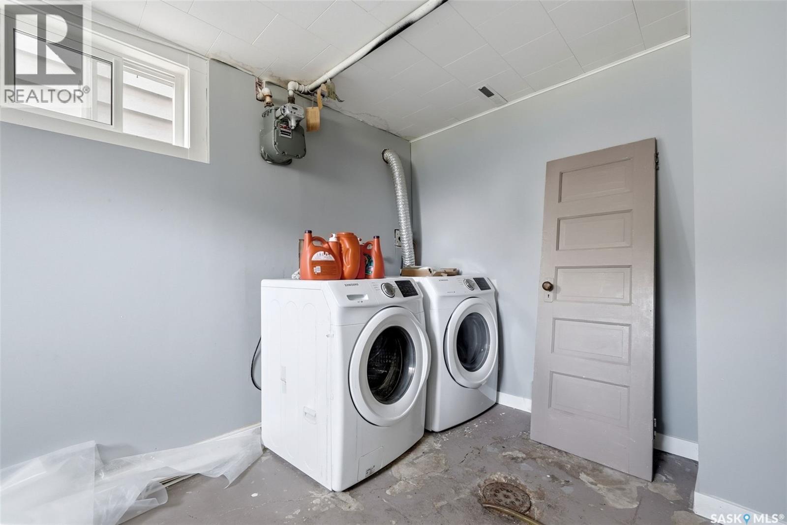 1321 Victoria Avenue, Regina, SK - Indoor Photo Showing Laundry Room