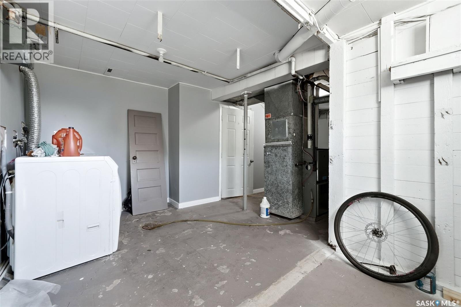 1321 Victoria Avenue, Regina, SK - Indoor