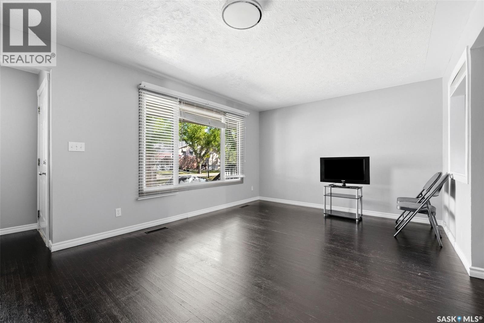 1321 Victoria Avenue, Regina, SK - Indoor Photo Showing Living Room