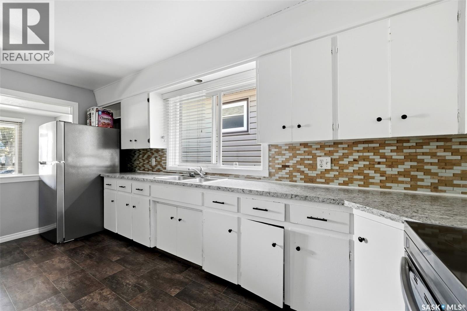 1321 Victoria Avenue, Regina, SK - Indoor Photo Showing Kitchen With Double Sink