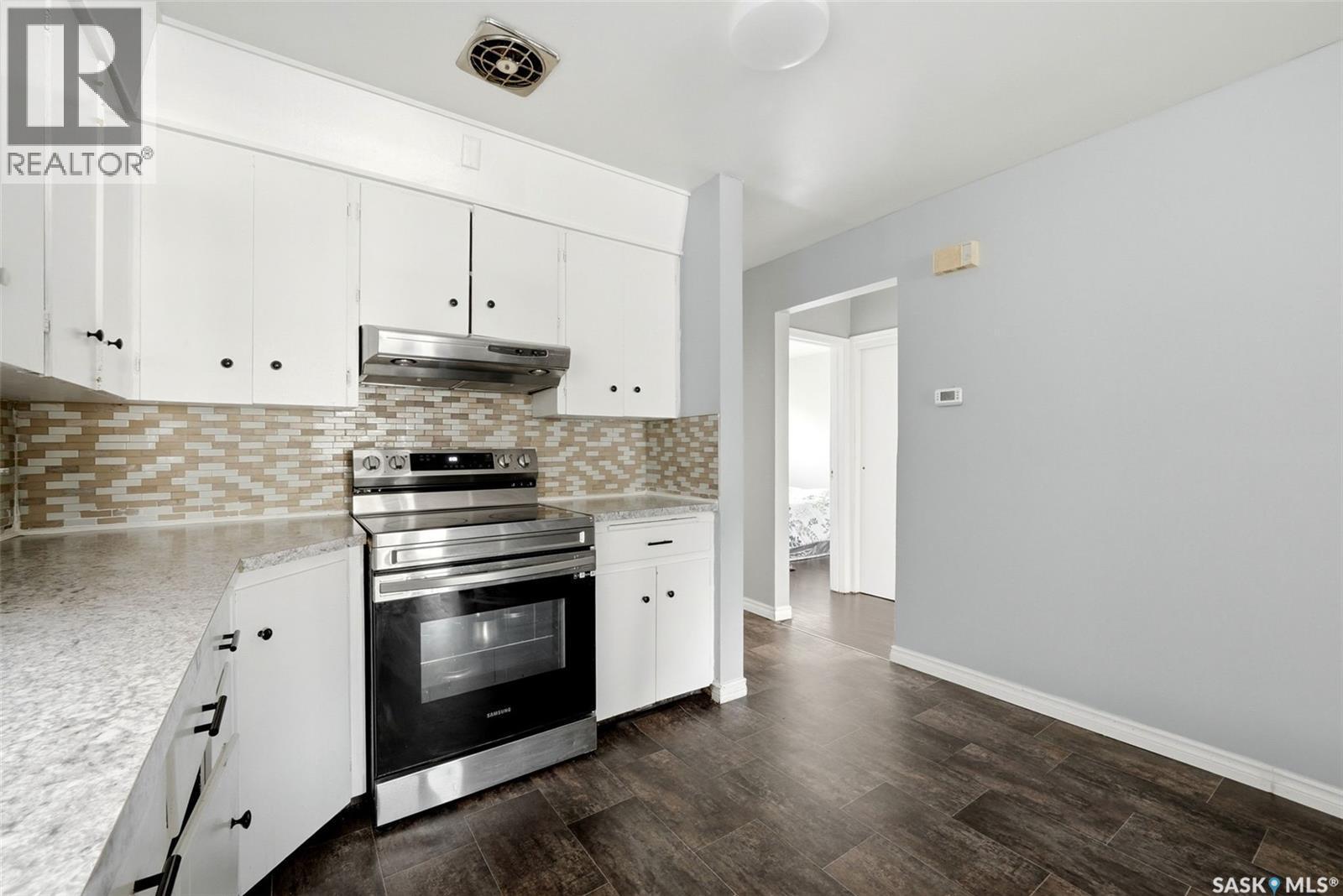 1321 Victoria Avenue, Regina, SK - Indoor Photo Showing Kitchen