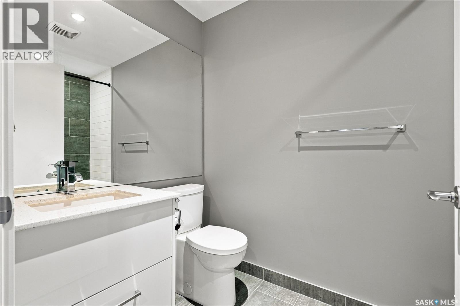 310 404 C Avenue S, Saskatoon, SK - Indoor Photo Showing Bathroom