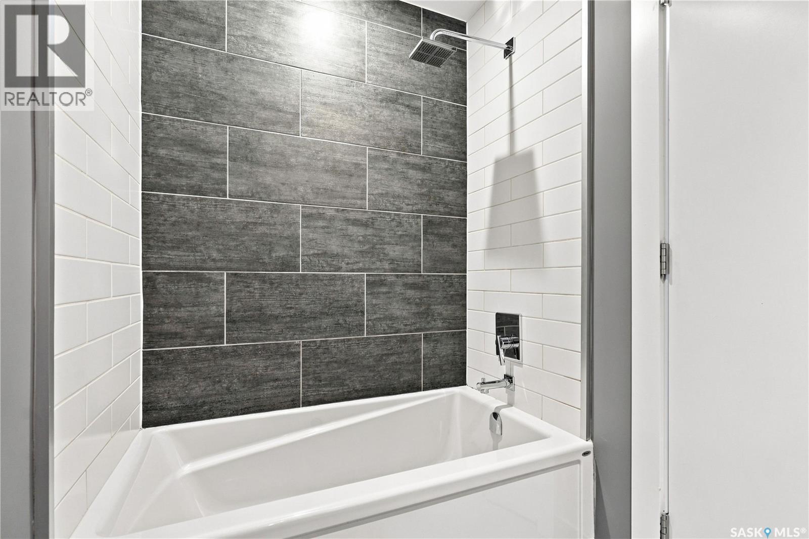 310 404 C Avenue S, Saskatoon, SK - Indoor Photo Showing Bathroom