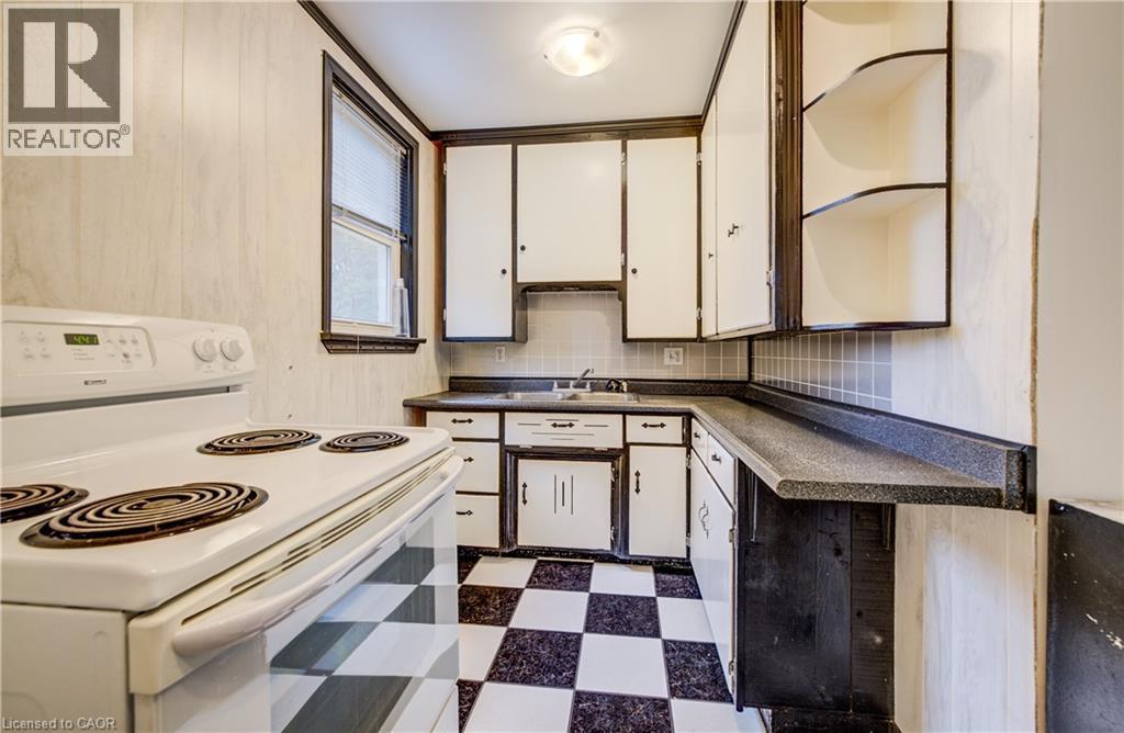 698 King Street W, Kitchener, ON - Indoor Photo Showing Kitchen