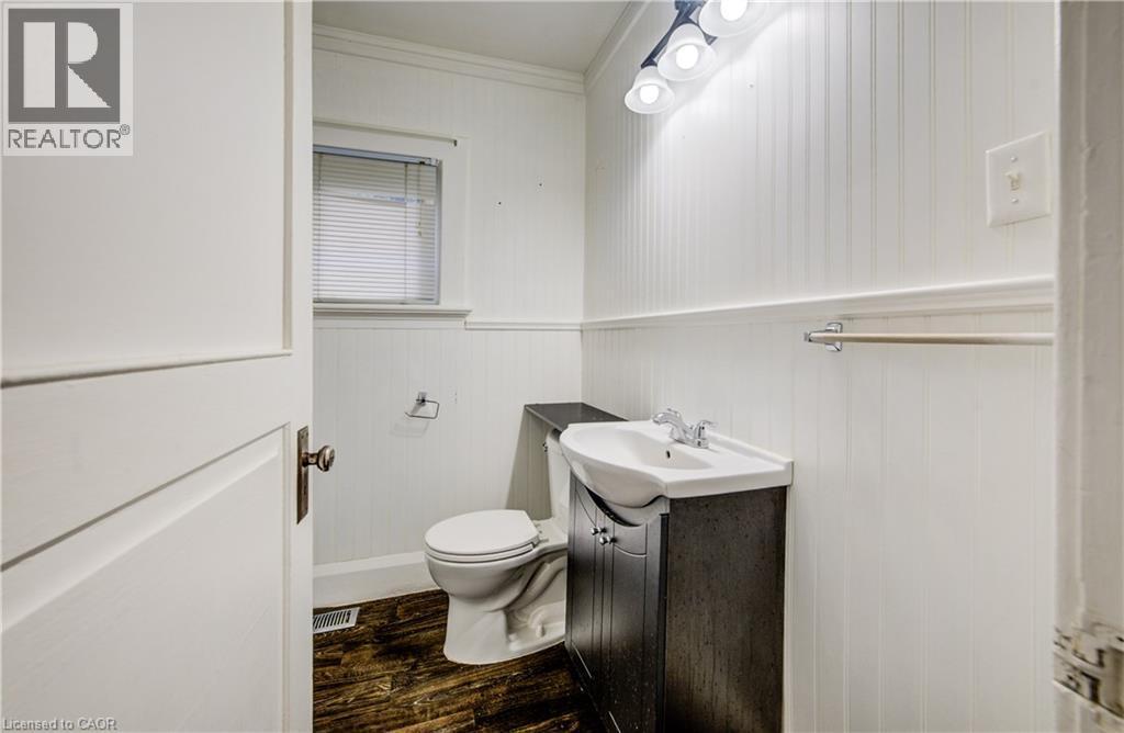 698 King Street W, Kitchener, ON - Indoor Photo Showing Bathroom