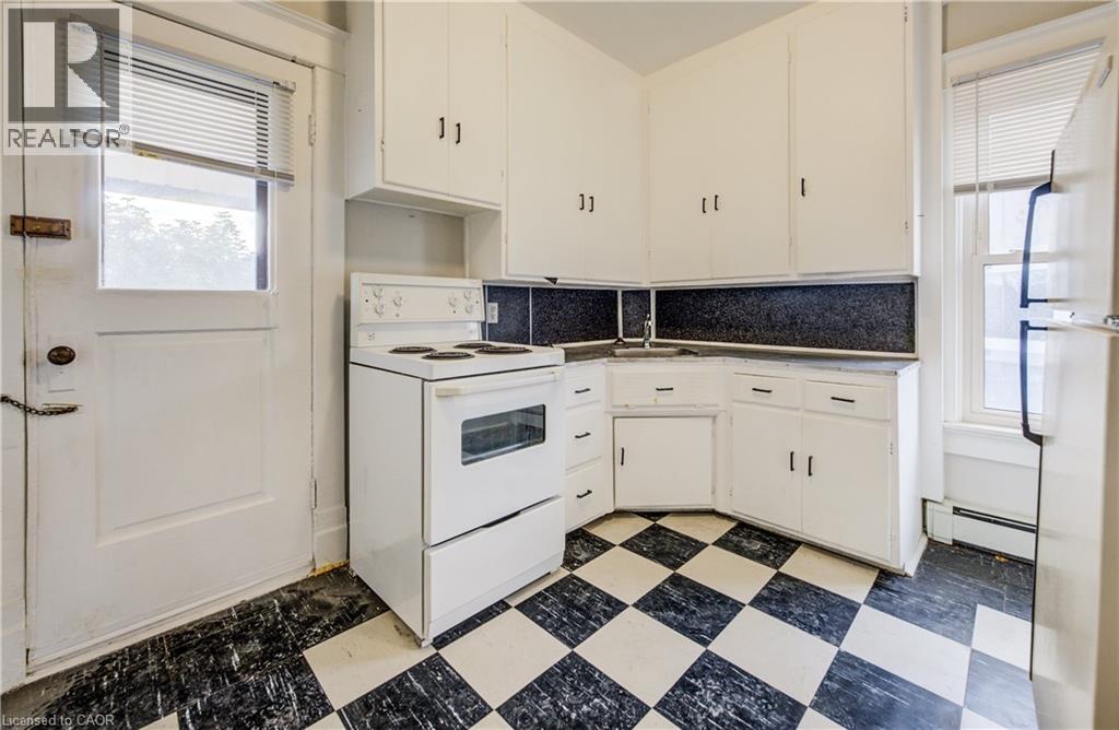698 King Street W, Kitchener, ON - Indoor Photo Showing Kitchen