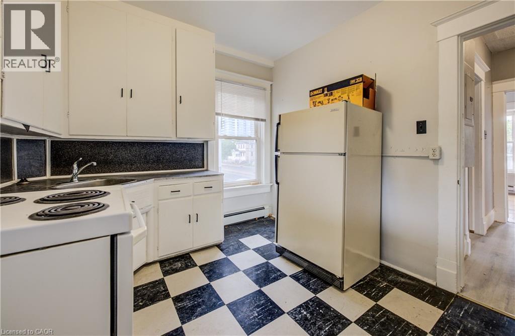 698 King Street W, Kitchener, ON - Indoor Photo Showing Kitchen