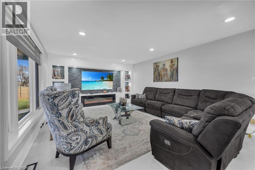 283 Second Road E, Stoney Creek, ON - Indoor Photo Showing Living Room