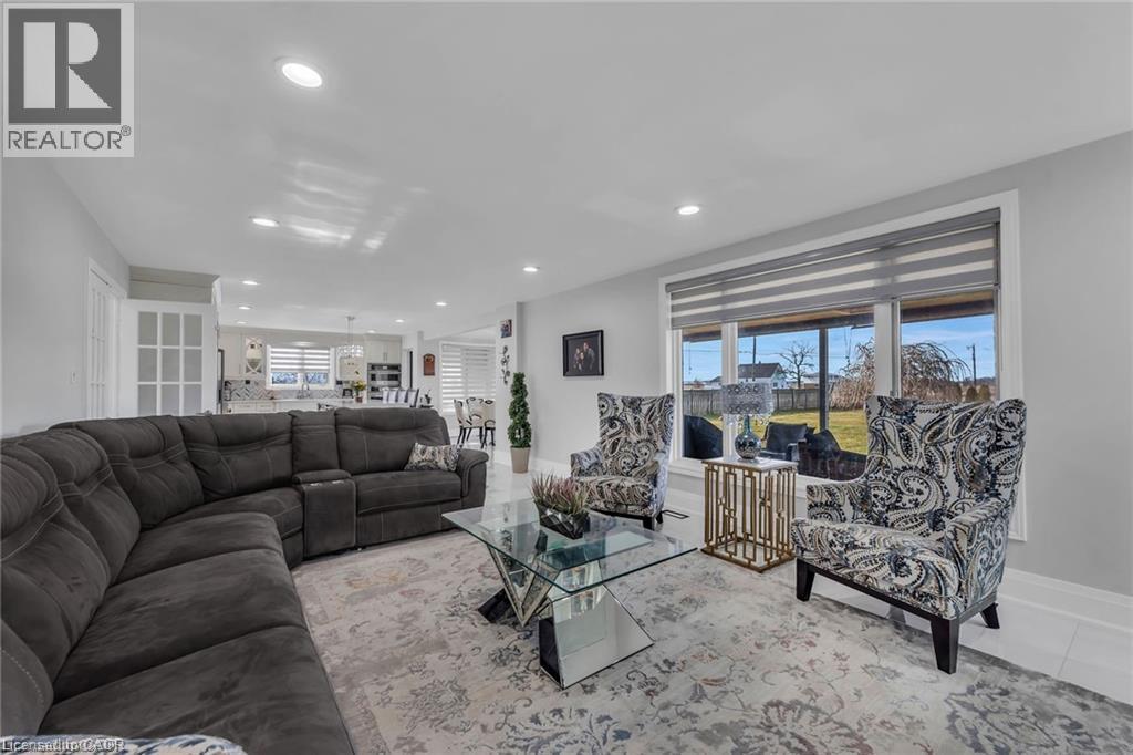 283 Second Road E, Stoney Creek, ON - Indoor Photo Showing Living Room