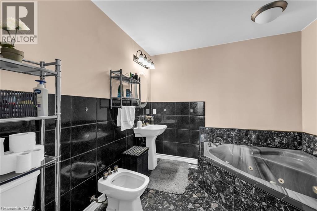 283 Second Road E, Stoney Creek, ON - Indoor Photo Showing Bathroom