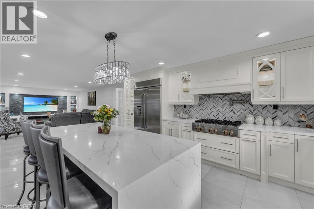 283 Second Road E, Stoney Creek, ON - Indoor Photo Showing Kitchen With Upgraded Kitchen