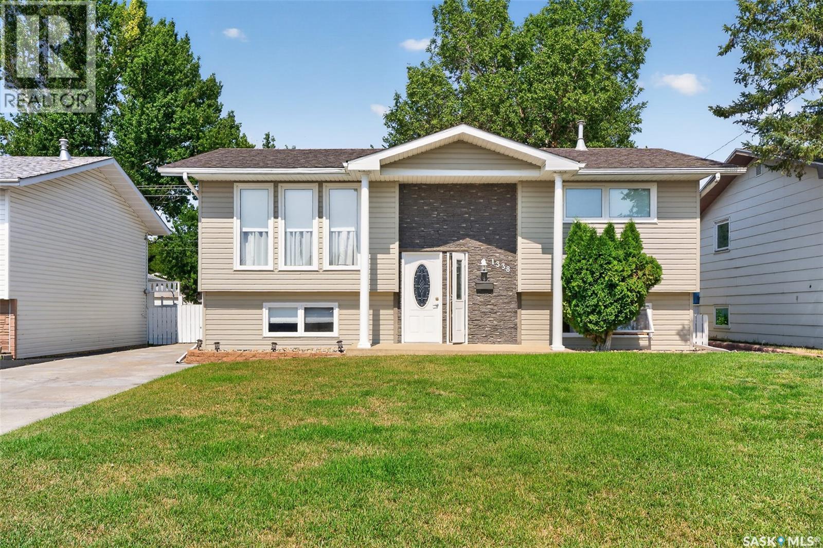 1338 Glendale Street, Moose Jaw, SK - Outdoor