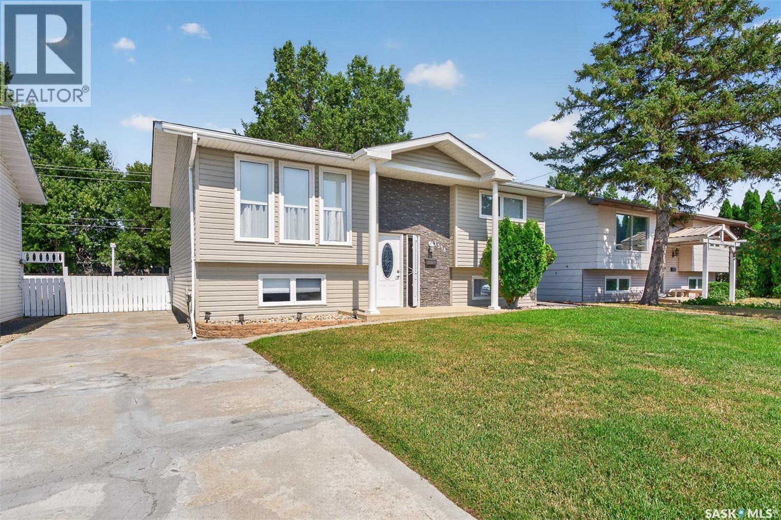 1338 Glendale Street, Moose Jaw, SK - Outdoor
