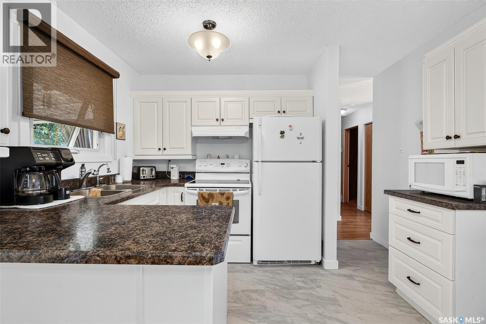 1338 Glendale Street, Moose Jaw, SK - Indoor Photo Showing Kitchen With Double Sink