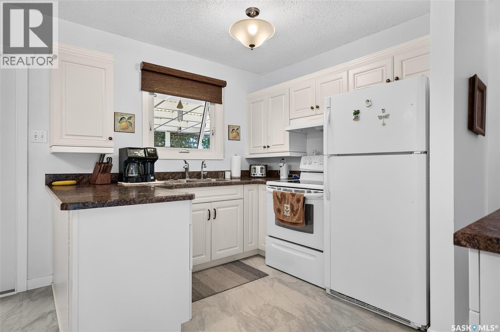 1338 Glendale Street, Moose Jaw, SK - Indoor Photo Showing Kitchen