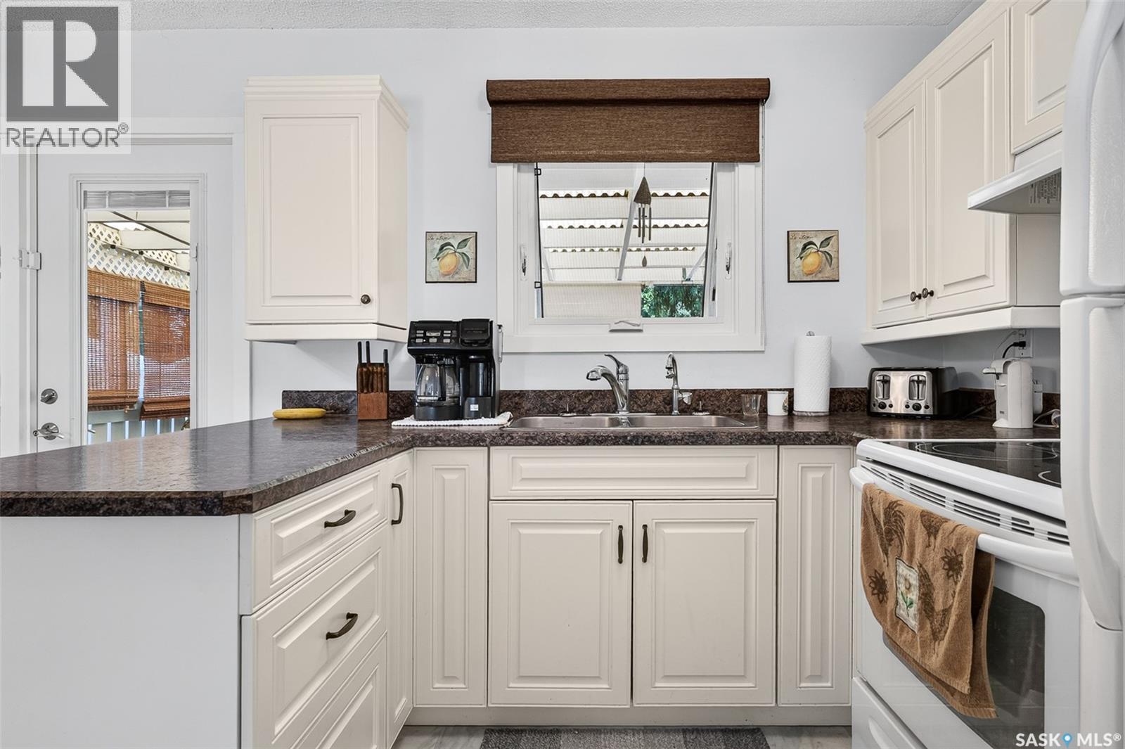 1338 Glendale Street, Moose Jaw, SK - Indoor Photo Showing Kitchen With Double Sink