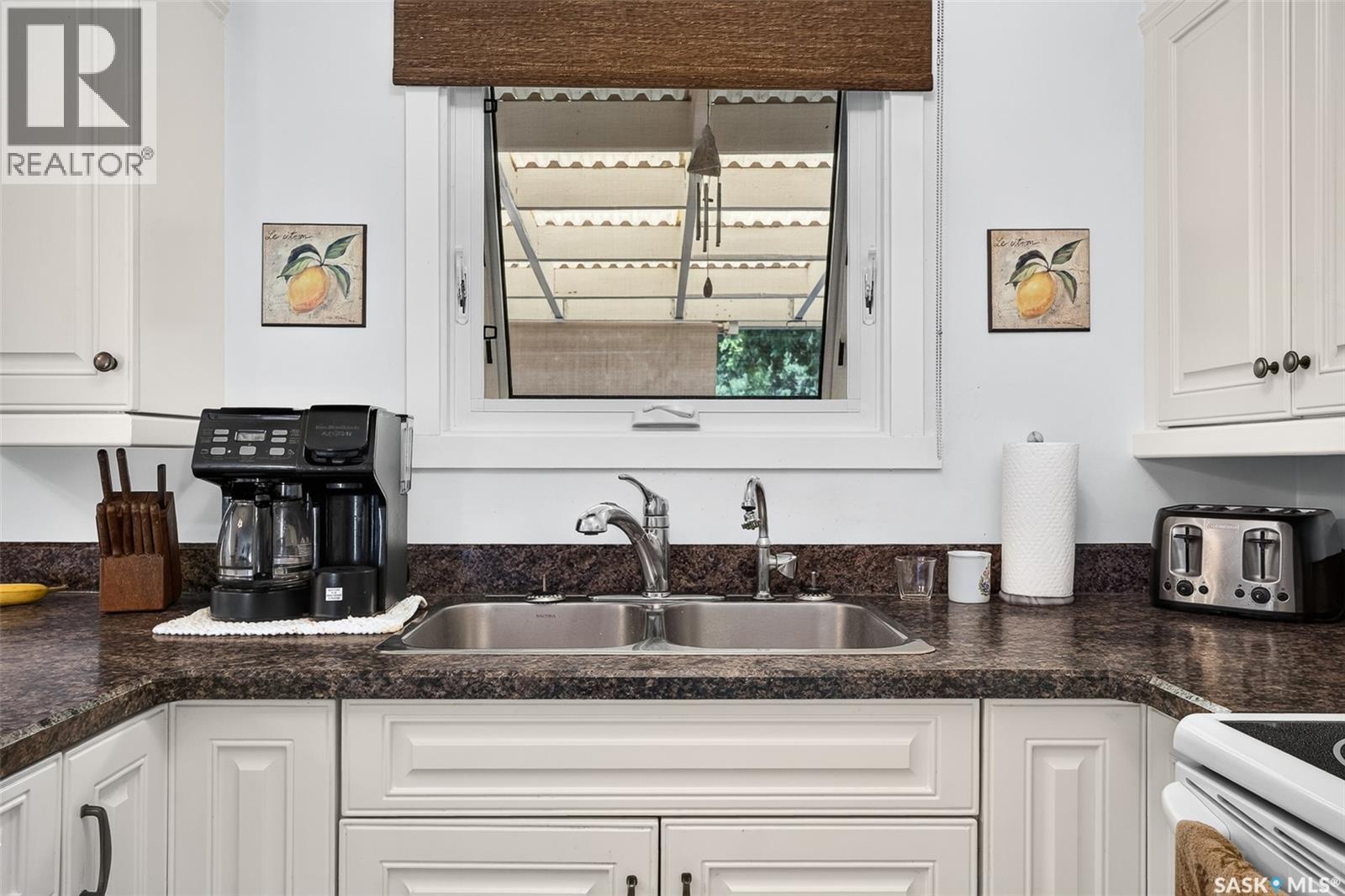 1338 Glendale Street, Moose Jaw, SK - Indoor Photo Showing Kitchen With Double Sink