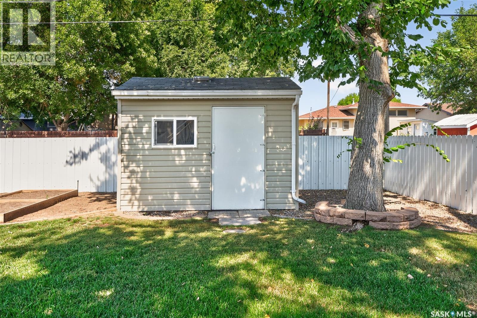 1338 Glendale Street, Moose Jaw, SK - Outdoor