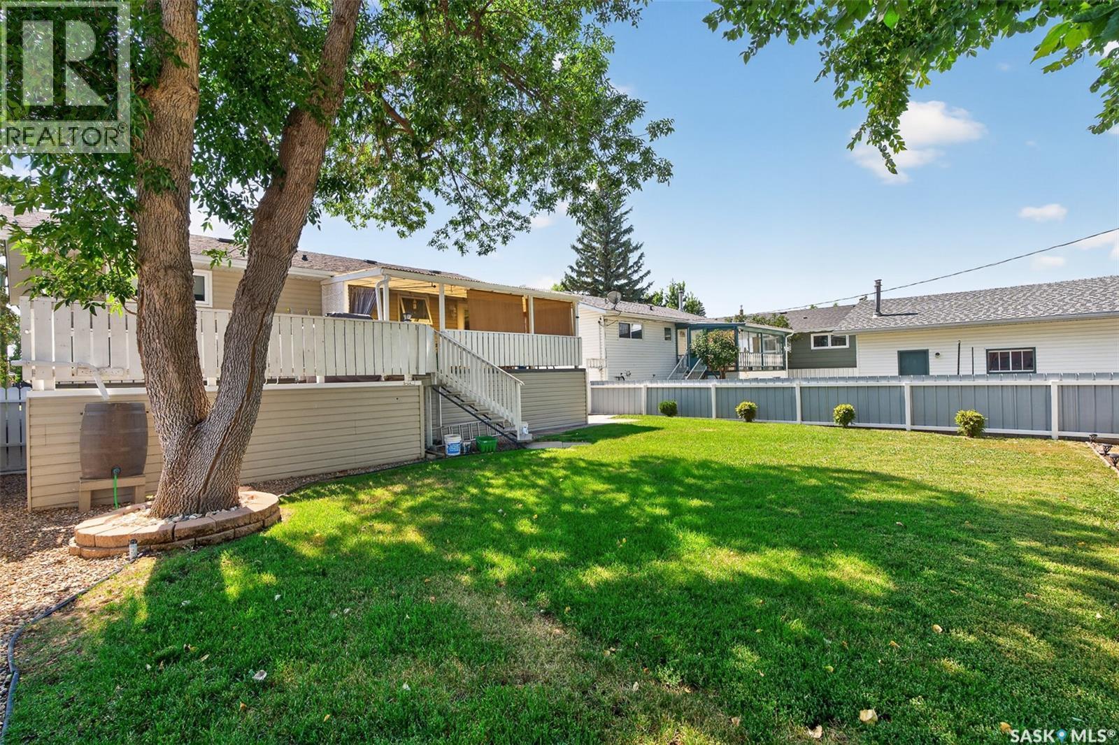 1338 Glendale Street, Moose Jaw, SK - Outdoor With Deck Patio Veranda