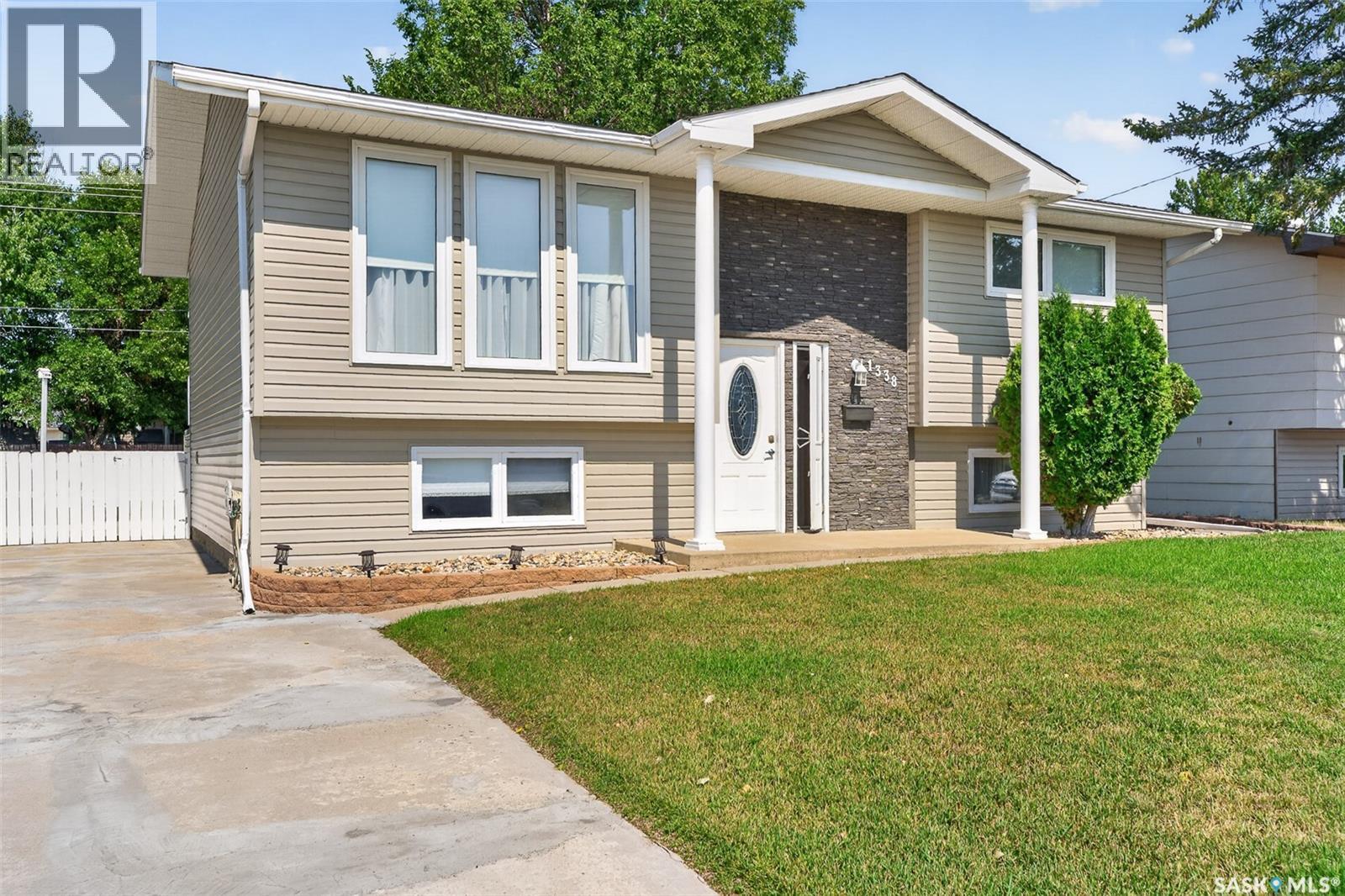 1338 Glendale Street, Moose Jaw, SK - Outdoor