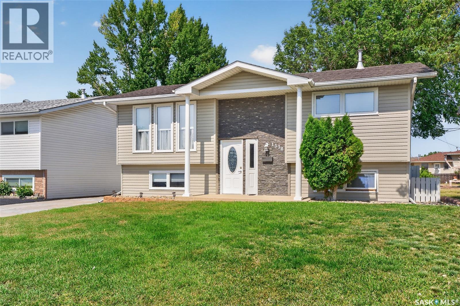 1338 Glendale Street, Moose Jaw, SK - Outdoor