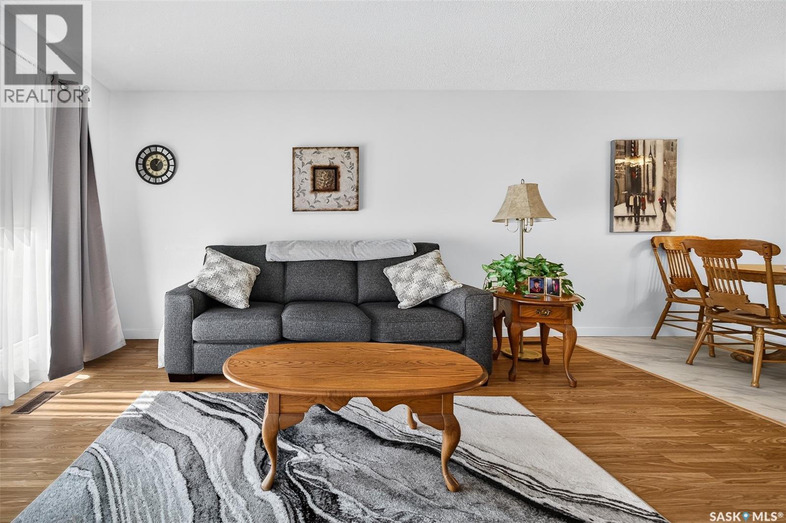 1338 Glendale Street, Moose Jaw, SK - Indoor Photo Showing Living Room