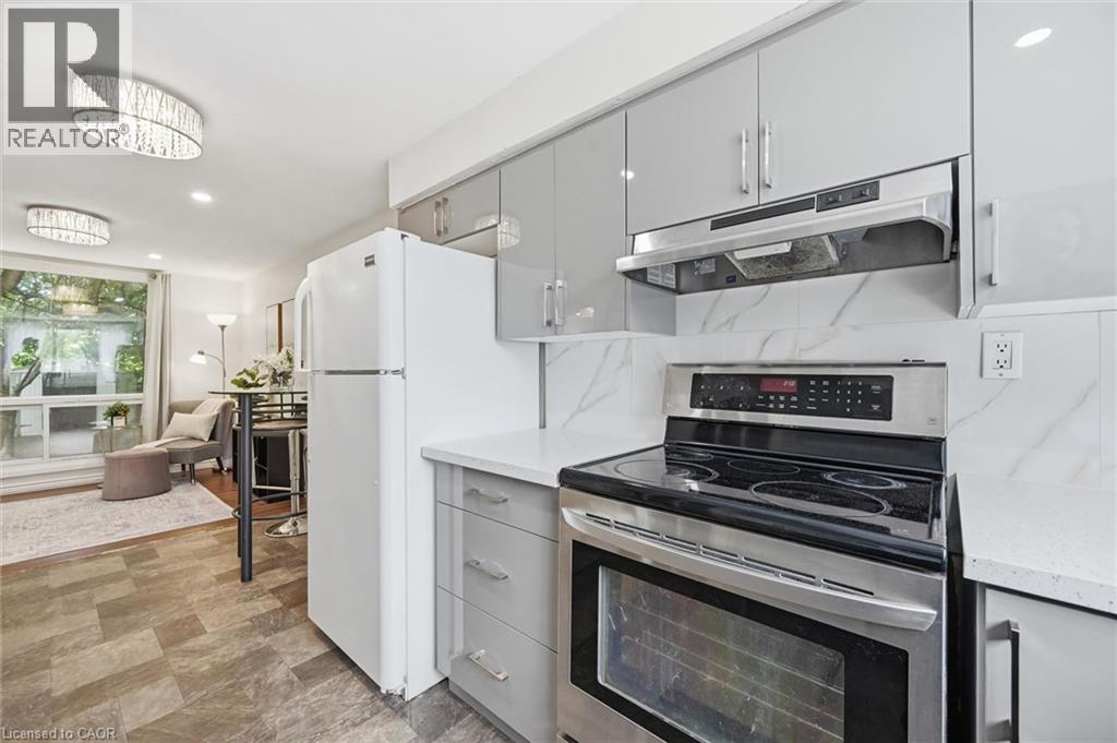 25 Britten Close Unit# B52, Hamilton, ON - Indoor Photo Showing Kitchen