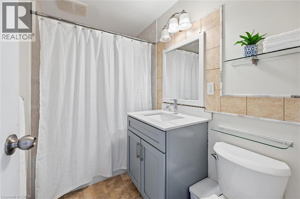 25 Britten Close Unit# B52, Hamilton, ON - Indoor Photo Showing Bathroom