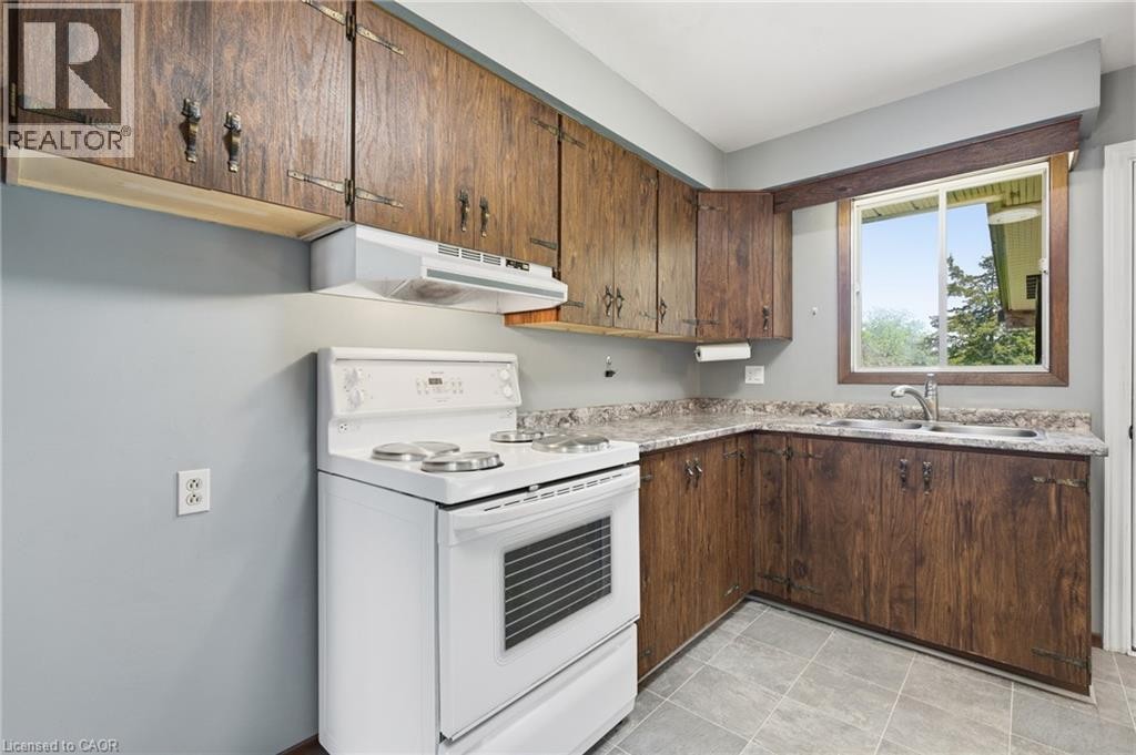 1621 Morrison Road, Cambridge, ON - Indoor Photo Showing Kitchen With Double Sink