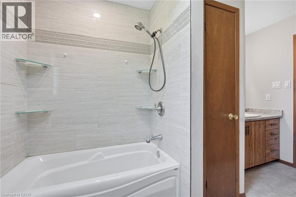 1621 Morrison Road, Cambridge, ON - Indoor Photo Showing Bathroom