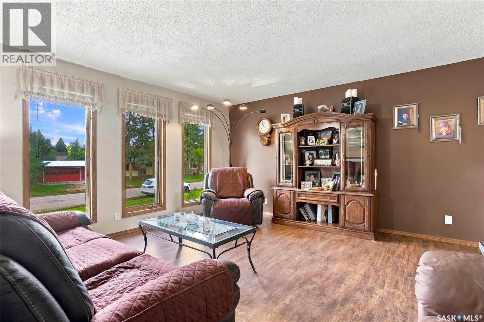 109 South Avenue E, Hafford, SK - Indoor Photo Showing Living Room