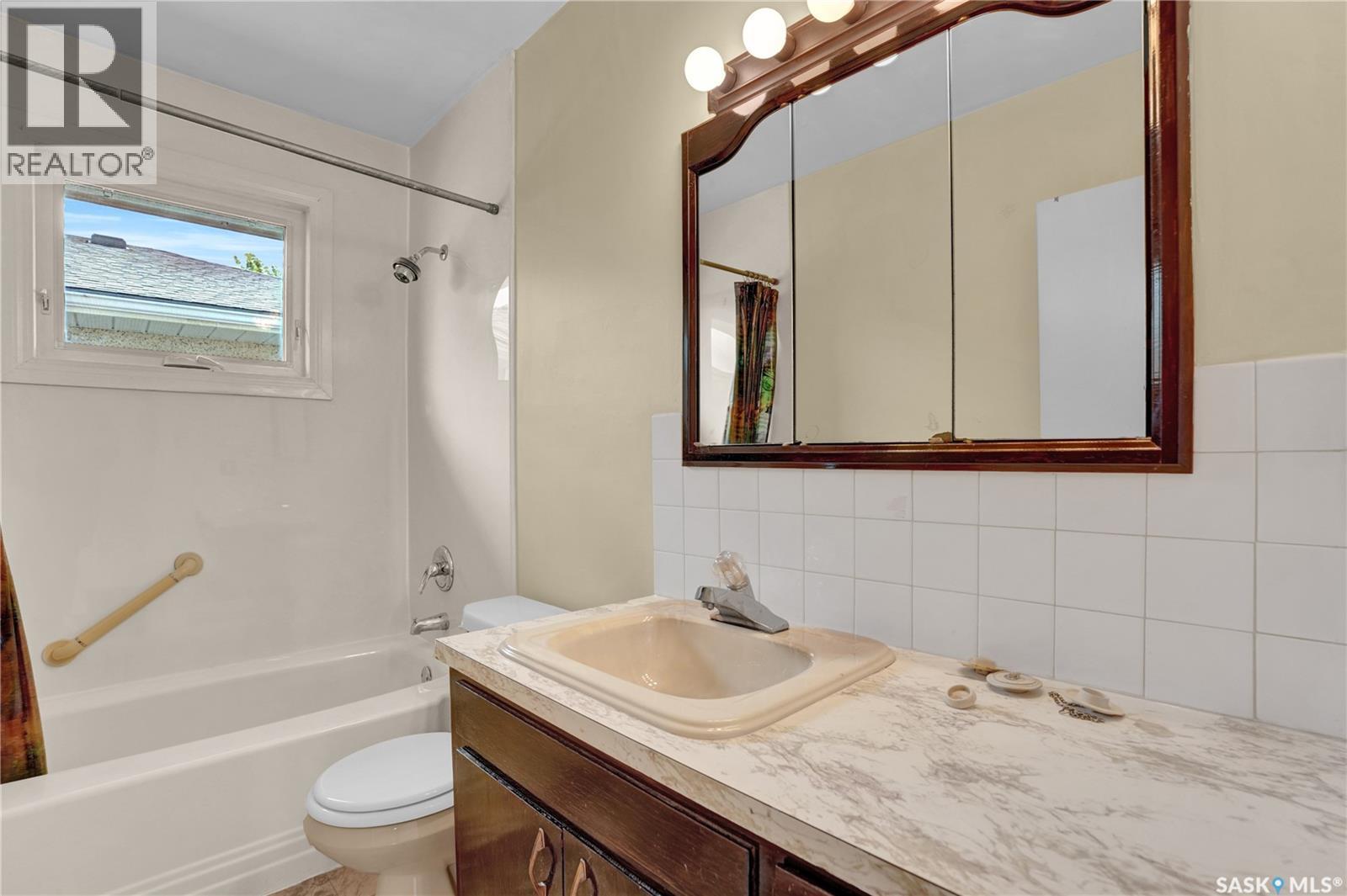 209 Broad Street N, Regina, SK - Indoor Photo Showing Bathroom
